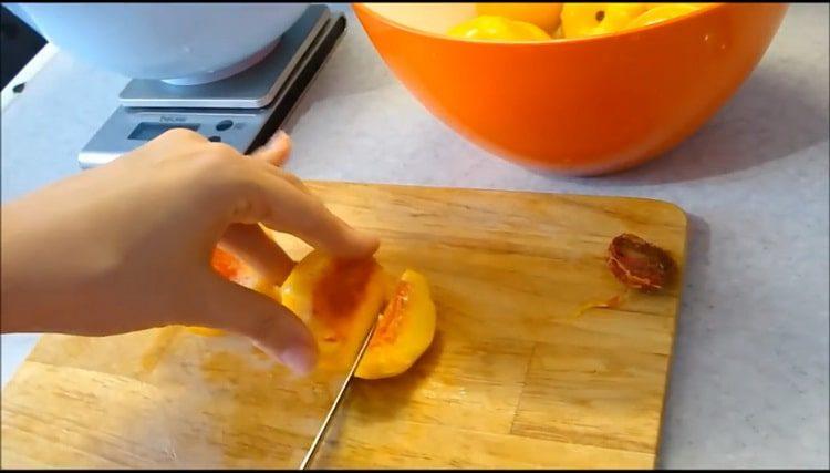 Hacher les pêches pour la cuisson