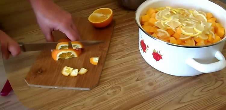 couper l'orange en tranches