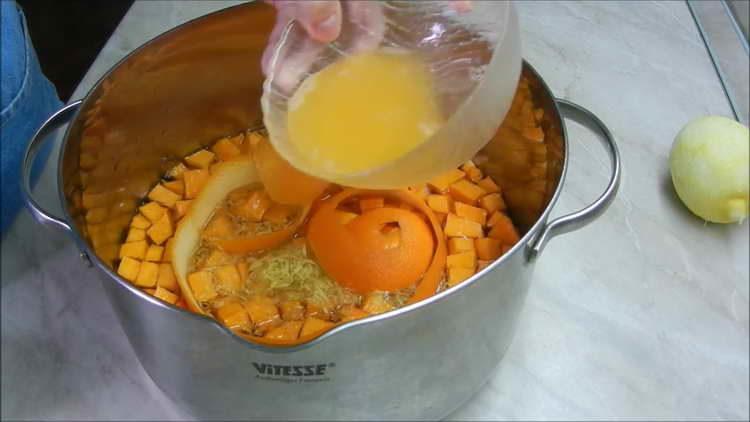 verser le jus de citron dans la confiture