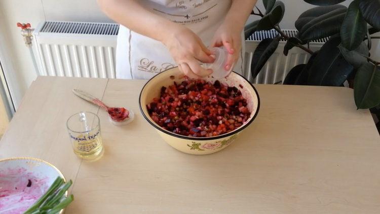 Mezcla los ingredientes para hacer una ensalada.