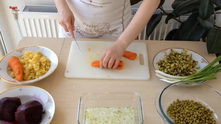 Para hacer una ensalada, pica las zanahorias