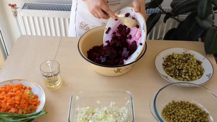 Para preparar una ensalada, pica las remolachas
