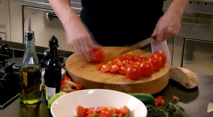 Za kuhanje nasjeckajte rajčice
