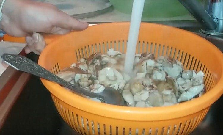 Ensuite, vous devez jeter les champignons dans une passoire et les rincer.