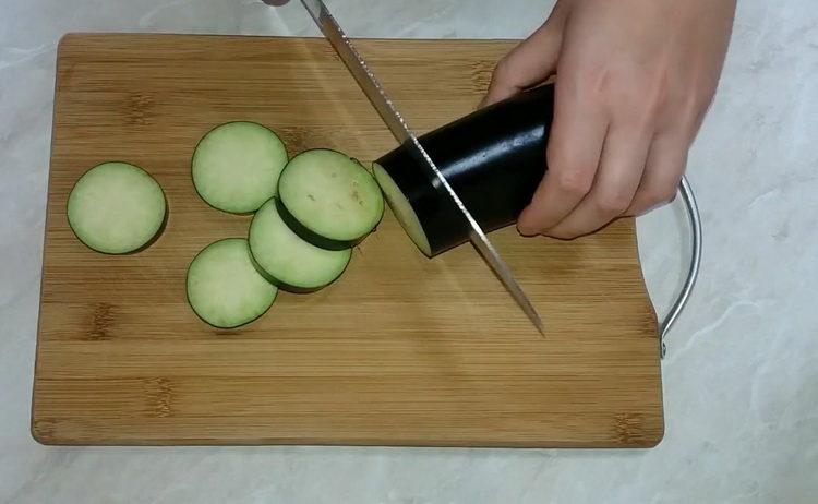 Cooking fried eggplant for the winter