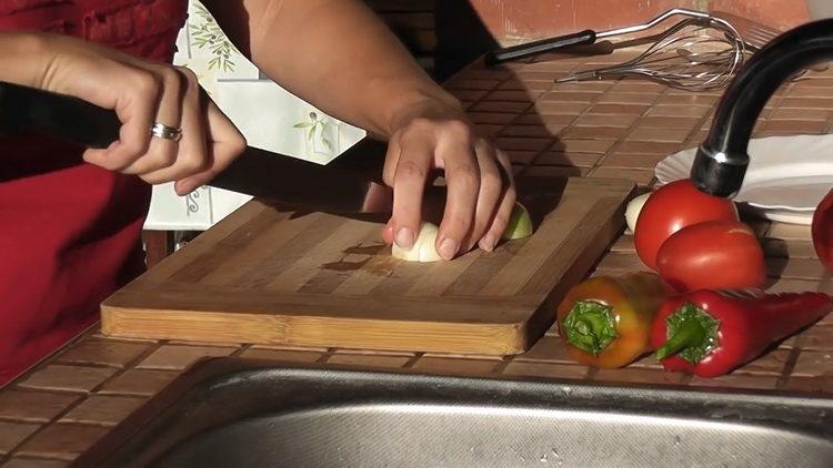 Cooking Fried Tomatoes with Eggs