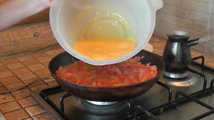 pour the eggs into the pan