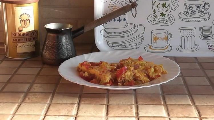 Omelette aux tomates frites avec oeufs