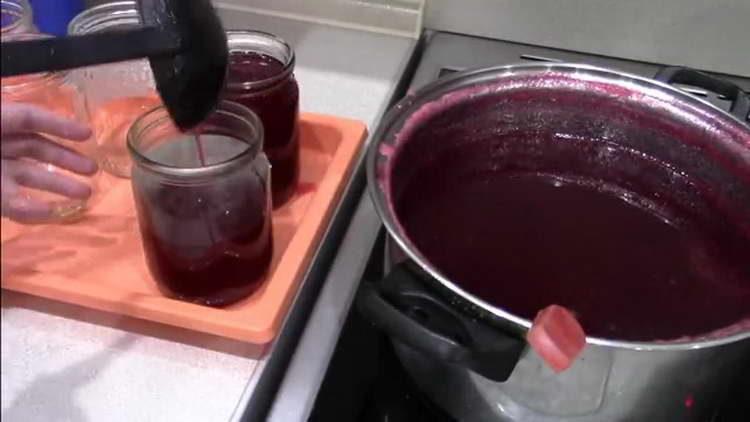 pour jelly into jars