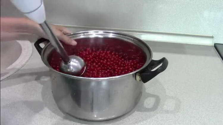 chop the currant with a blender