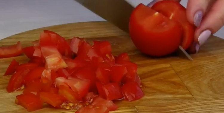 Pour la cuisson, hachez les tomates