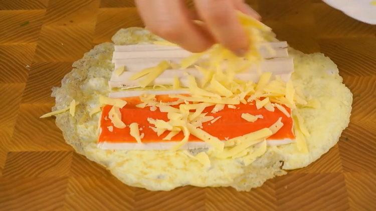 Para preparar el plato, poner el relleno sobre el panqueque