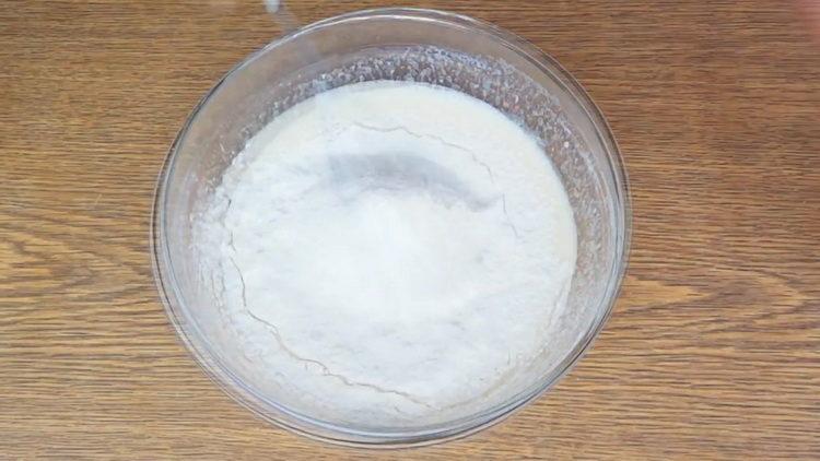 Tamizar la harina para hacer un pastel