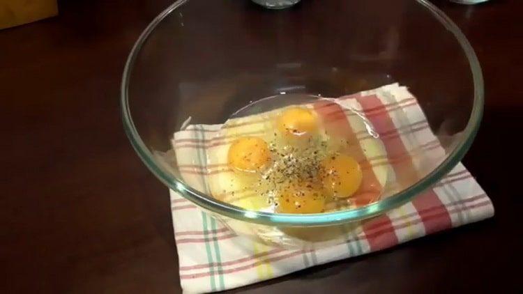 Battez les œufs pour cuisiner.