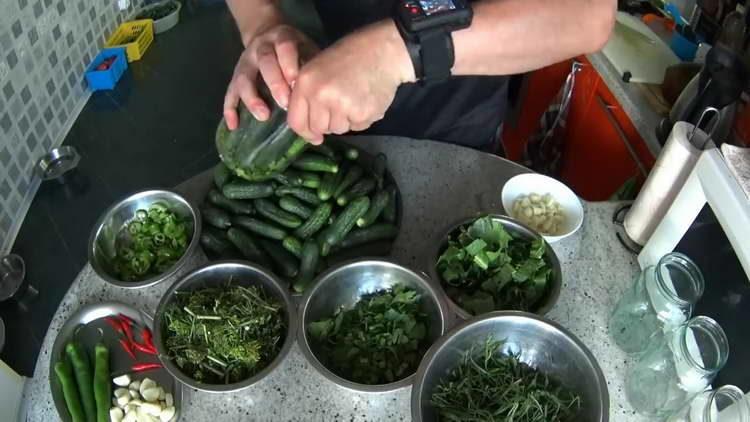 put greens and cucumbers in jars