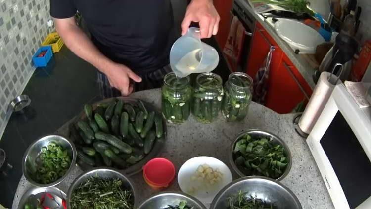 verser de l'eau salée dans des canettes