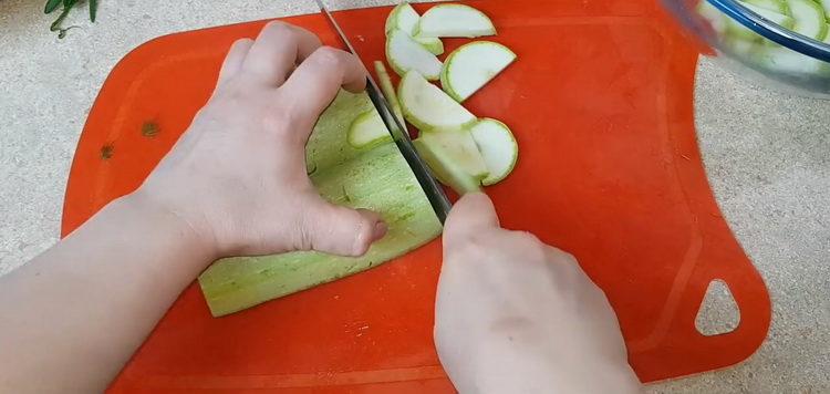 Cooking zucchini with mushrooms