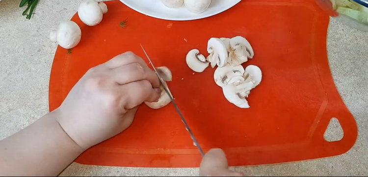 chop mushrooms