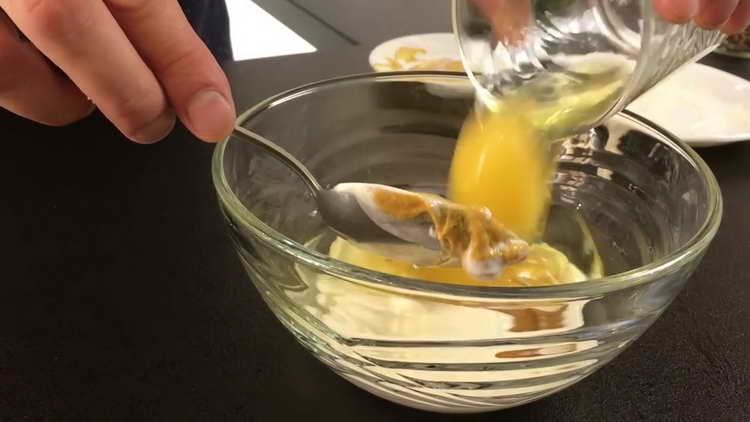 pomiješajte kiselo vrhnje, senf i jaje