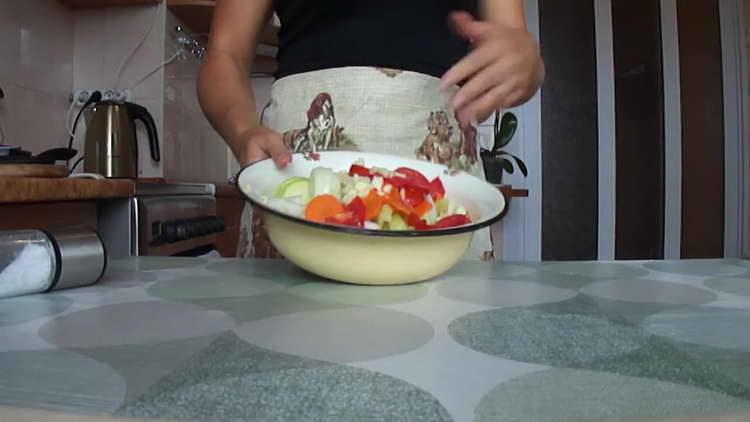 mezclar todas las verduras en un tazón