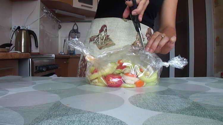 poner verduras en una bolsa para hornear