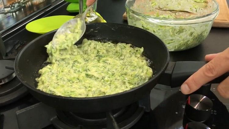 Place the zucchini in the pan to prepare the meal.