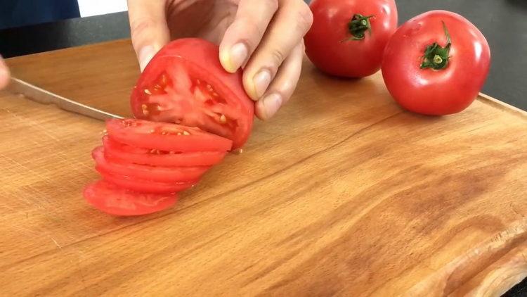 Para cocinar, picar los tomates.