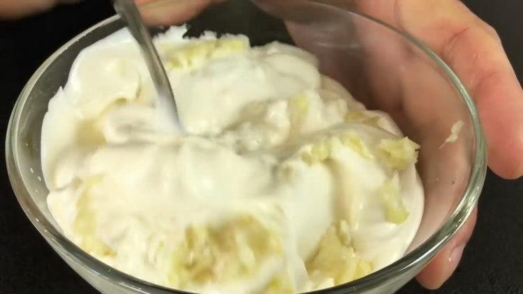 Mettez l'ail dans la mayonnaise pour préparer le plat.