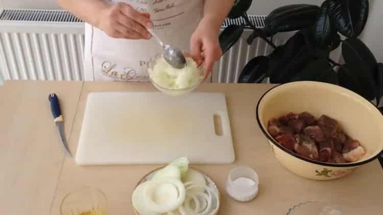 Pour préparer le plat, préparez le gruau de l'oignon.