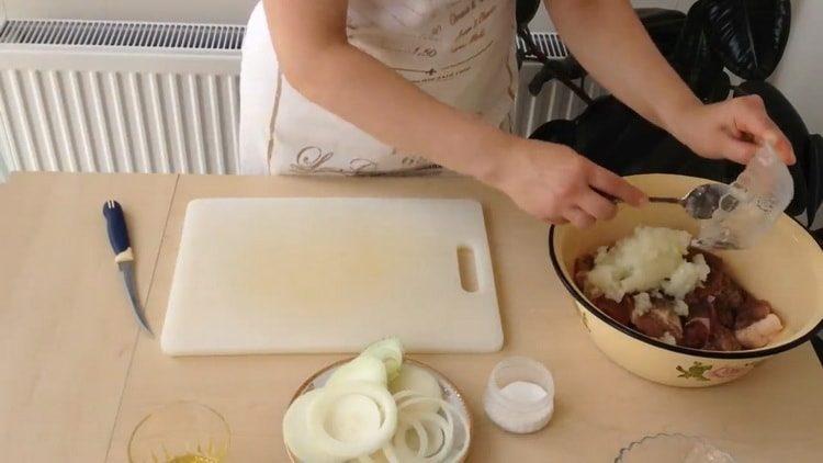 Ajouter l'oignon à la viande pour faire cuire.