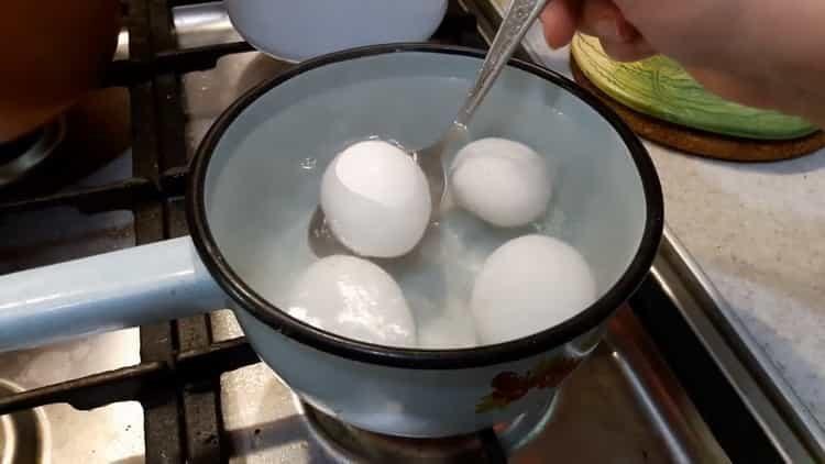 Faire bouillir de l'eau pour faire des œufs