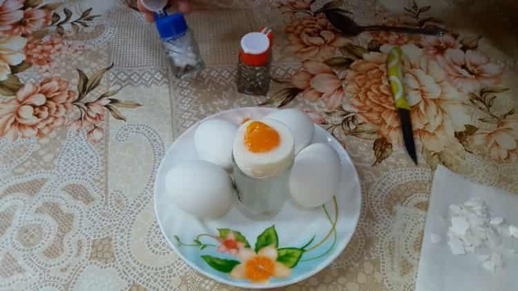 Cómo cocinar huevos pasados ​​por agua de acuerdo con una receta paso a paso con una foto