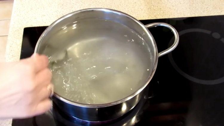 Para preparar la comida, calienta el agua.