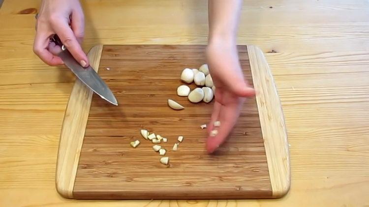 Chop the garlic for cooking