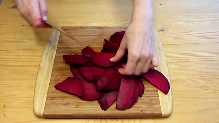 To cook, chop the beets