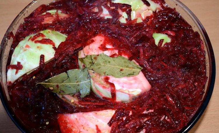 Cabbage with beets and instant garlic