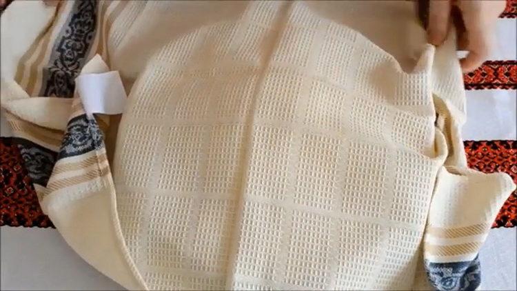 To prepare the dish, cover the dough with a napkin