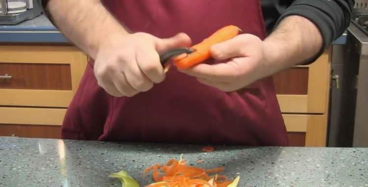 éplucher le chou-rave et les carottes