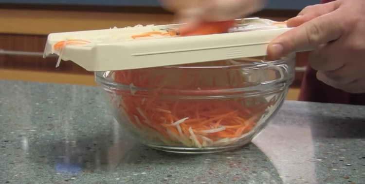 chou-rave et carottes frotter sur une râpe grossière