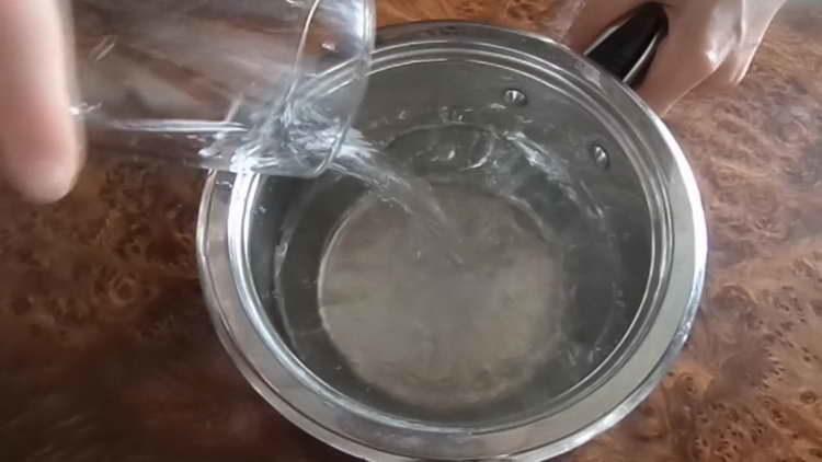 vierta agua en la sartén