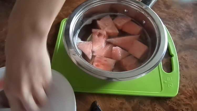 mettre la pulpe de melon d'eau dans une casserole