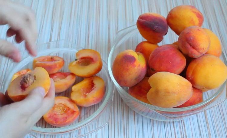 Cooking peach compote