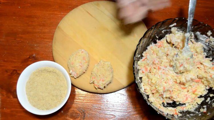 Forma chuletas para cocinar