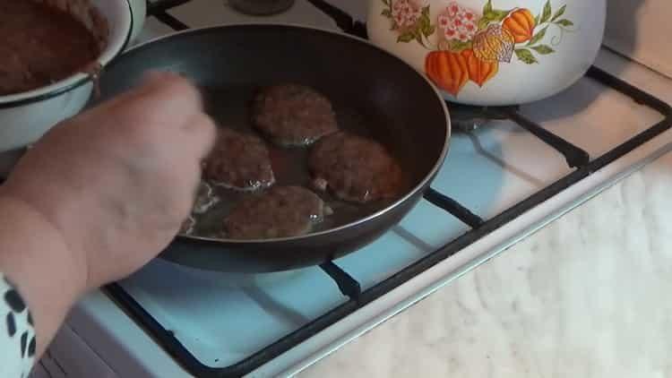 Place the minced meat in a skillet to cook