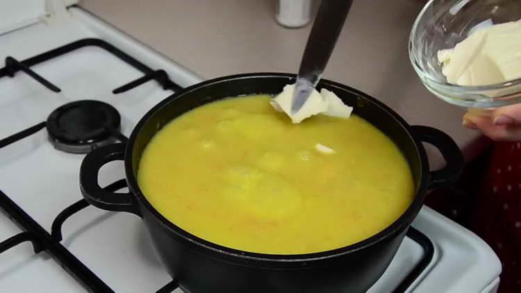 agregue queso derretido a la sopa