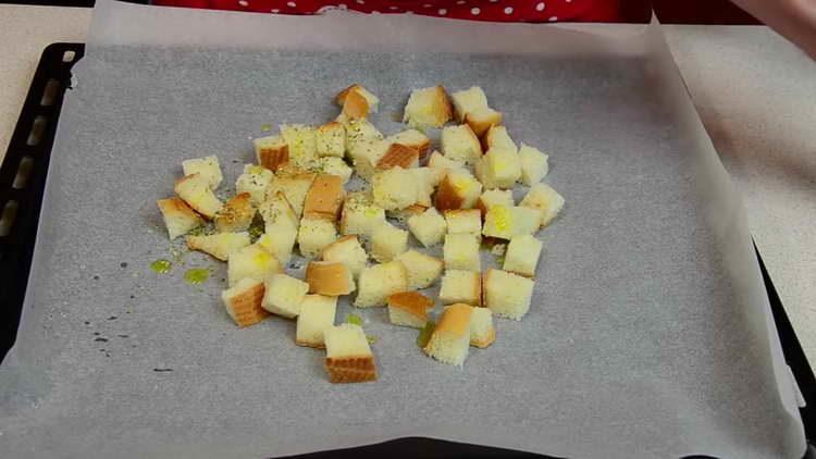 vierta galletas con aceite