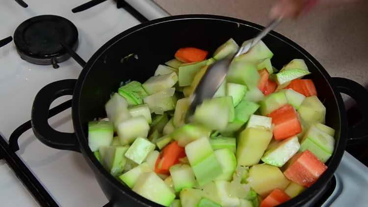 pirjajte miješajući povrće