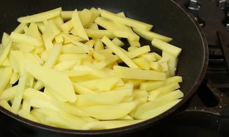 Fry the potatoes to cook