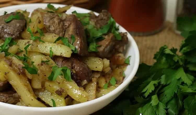 le foie de poulet avec pommes de terre est prêt