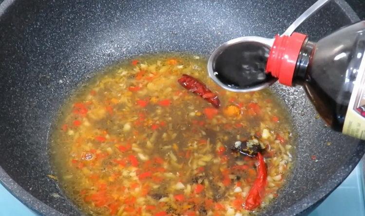 Adăugați sosul de soia pentru a găti